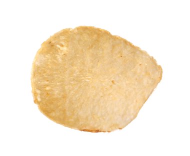 Beyaza izole edilmiş lezzetli bir patates cipsi.