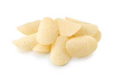 Beyaza izole edilmiş pek çok lezzetli patates cipsi.