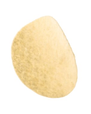 Beyaza izole edilmiş lezzetli bir patates cipsi.