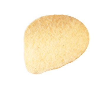 Beyaza izole edilmiş lezzetli bir patates cipsi.