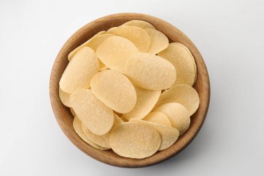 Beyaz arka planda kasede patates cipsi, üst manzara.