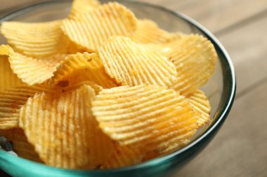 Tahta masada patates cipsi, yakın plan.