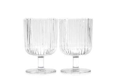 Beyaz üzerine izole edilmiş iki boş bardak.