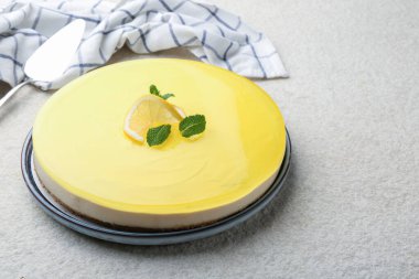 Gri desenli masada naneli limonlu cheesecake, yakın plan. Metin için boşluk