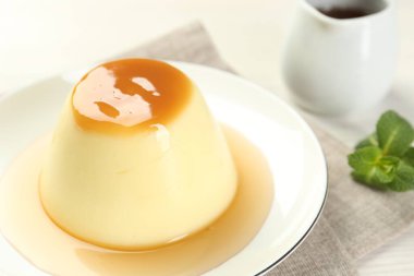 Karamel soslu lezzetli puding, yakın plan.