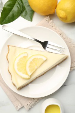 Beyaz mermer masada servis edilen lezzetli limonlu cheesecake.