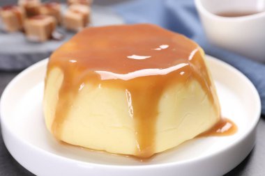 Karamel soslu lezzetli puding, yakın plan.