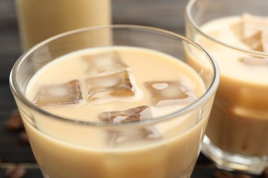 Bardakta kremalı kahve likörü, yakın plan.