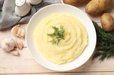 Tabakta dereotlu patates püresi, çiğ sebze ve baharatlar.