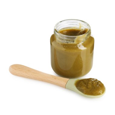 Bebek maması. Cam kavanozda lezzetli püre ve beyaza izole edilmiş kaşık.