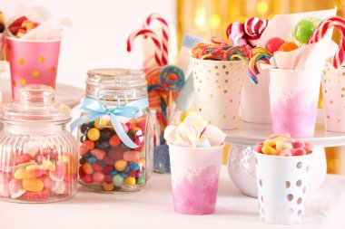 Çikolata. Dekoratif odadaki masada bir sürü farklı tatlı var.