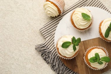 Hafif desenli masa üzerinde naneli havuçlu kekler, düz yatak. Metin için boşluk