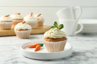 Beyaz mermer masada naneli havuçlu kek, yakın plan.