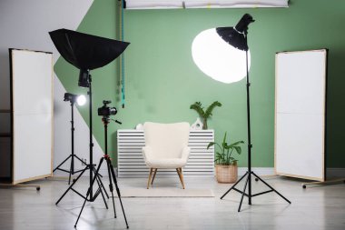 Çekim oturma odası iç için hazırlanan profesyonel fotoğraf stüdyo ekipmanları