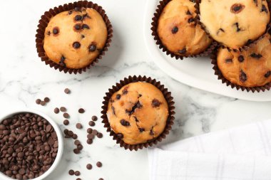 Beyaz mermer masa üzerinde çikolata parçalı lezzetli kek, düz yatıyordu.