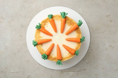 Açık gri masada nefis ev yapımı havuçlu kek.