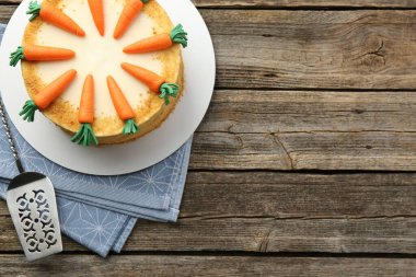 Lezzetli ev yapımı havuçlu kek ve sunucu ahşap masa, üst manzara. Metin için boşluk