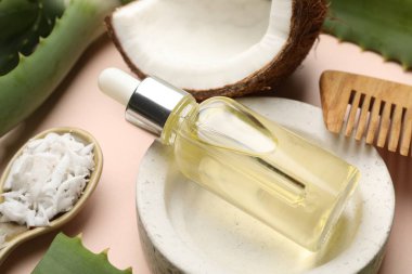 Saç tedavisi. Kozmetik ürünler, hindistan cevizi, tereyağı talaşı ve bej arka planda aloe yaprakları, yakın plan.