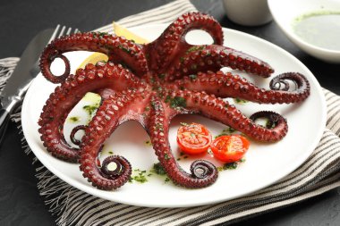 Bitki soslu ve domatesli kızarmış ahtapot, yakın plan.