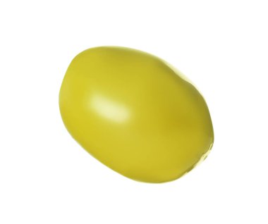 Lezzetli marine edilmiş yeşil zeytin beyazda izole edilmiş.