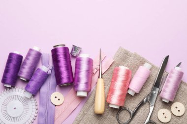 Leylak arka planında farklı dikiş malzemeleri var. Metin için boşluk