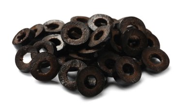 Terbiye edilmiş siyah zeytin halkaları beyaz üzerine izole edilmiş.