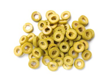 Terbiye edilmiş yeşil zeytin halkaları beyaz, üst görünümde izole