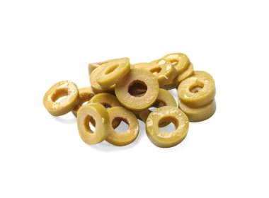 Terbiye edilmiş yeşil zeytin halkaları beyaz üzerine izole edilmiş.