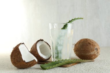 Beyaz desenli masa üzerinde hindistan cevizi ve aloe ile taze içecek.