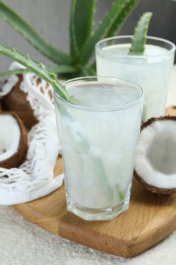 Beyaz desenli masa üzerinde hindistan cevizi ve aloe ile ferahlatıcı içecek.