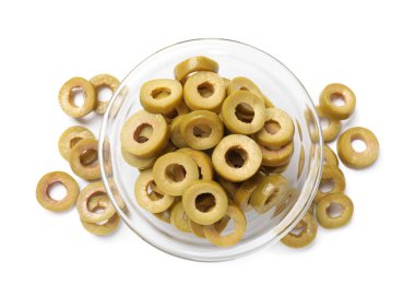 Terbiye edilmiş yeşil zeytin halkaları beyaz, üst manzara izole