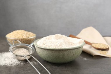 Esmer pirinç, un ve elek gri masada. Metin için boşluk