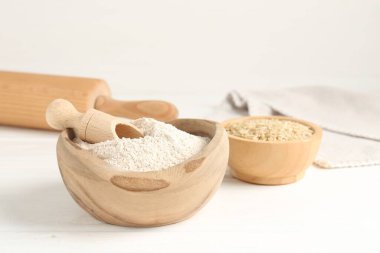 Kahverengi pirinç ve un beyaz masada, yakın plan. Metin için boşluk