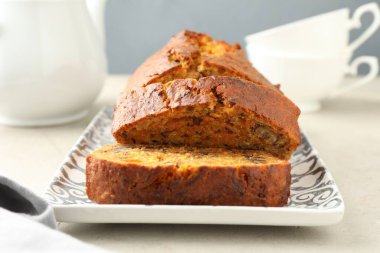 Açık gri masada fındıklı ev yapımı havuçlu kek, yakın plan.