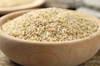 Tabakta esmer pirinç, yakın plan.