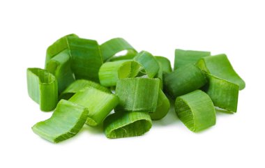 Taze doğranmış taze soğan yığını, beyaz üzerine izole edilmiş.