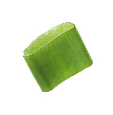 Beyaz üzerine izole edilmiş taze yeşil soğan dilimi.