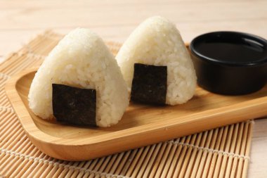 Pirinç topları (onigiri) ve soya sosu masada, yakın plan. Geleneksel Japon yemeği