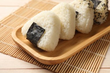 Pirinç topları (onigiri) ahşap masanın üzerinde, yakın plan. Geleneksel Japon yemeği
