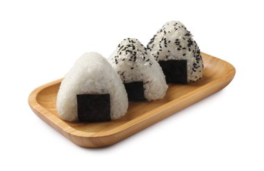 Pirinç topları (onigiri) beyaz üzerine izole edilmiş. Geleneksel Japon yemeği