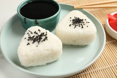 Pirinç topları (onigiri) masada servis edilir, yakın çekim. Geleneksel Japon yemeği