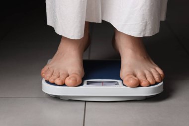 Terazideki kadın, yakın plan. Bulimia sorunu