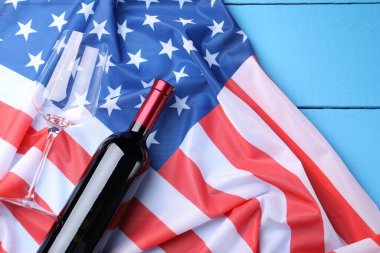 Şarap ve Amerikan bayrağı mavi ahşap masada, düz yatıyordu. Metin için boşluk