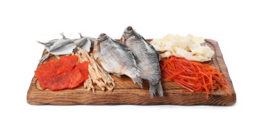 Birçok farklı kurutulmuş balık aperatifleri beyaz üzerine izole edilmiş.