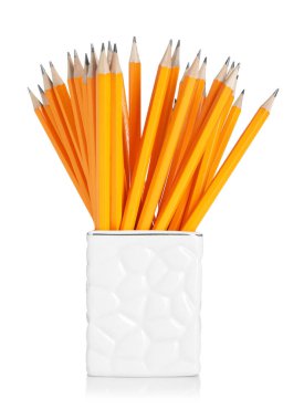 Ayna yüzeyinde bulunan birçok grafit kalem beyaz üzerine izole edilmiştir.