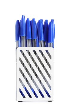 Birçok kalem beyaz üzerine izole edilmiş.