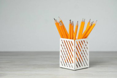 Tahta masadaki tutacakta bir sürü grafit kalem var. Metin için boşluk