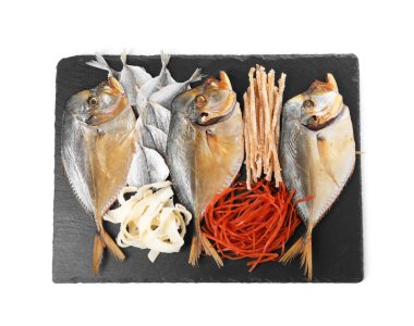 Birçok farklı kurutulmuş balık aperatifleri beyaz, üst görünümde izole