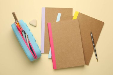 Bej arkaplan, düz yatış üzerine metin ve diğer farklı sayfalar