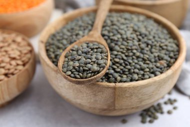 Aydınlık masada farklı türde mercimek, yakın plan.